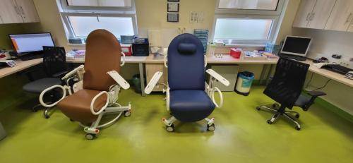 Stol za odvzem krvi v diagnostičnem laboratoriju