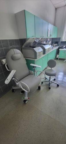 Stol za odvzem krvi v diagnostičnem laboratoriju
