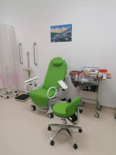 Stol za odvzem krvi v diagnostičnem laboratoriju