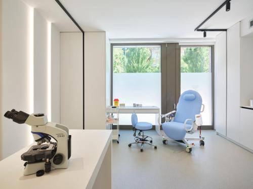 Stol za odvzem krvi v diagnostičnem laboratoriju
