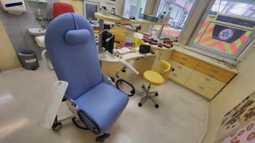 Stol za odvzem krvi v diagnostičnem laboratoriju