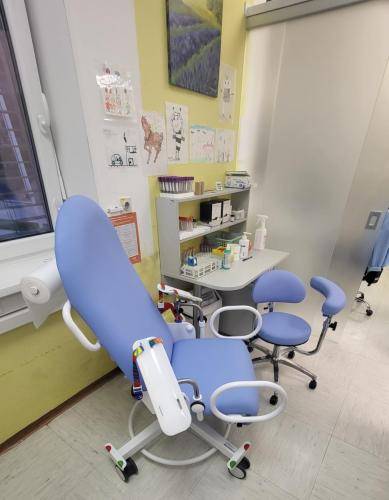 Stol za odvzem krvi v diagnostičnem laboratoriju