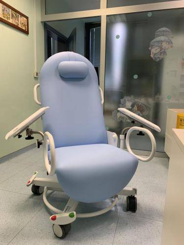 Stol za odvzem krvi v diagnostičnem laboratoriju