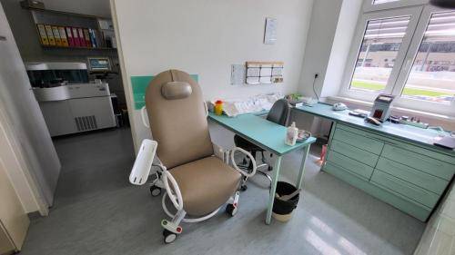 Stol za odvzem krvi v diagnostičnem laboratoriju